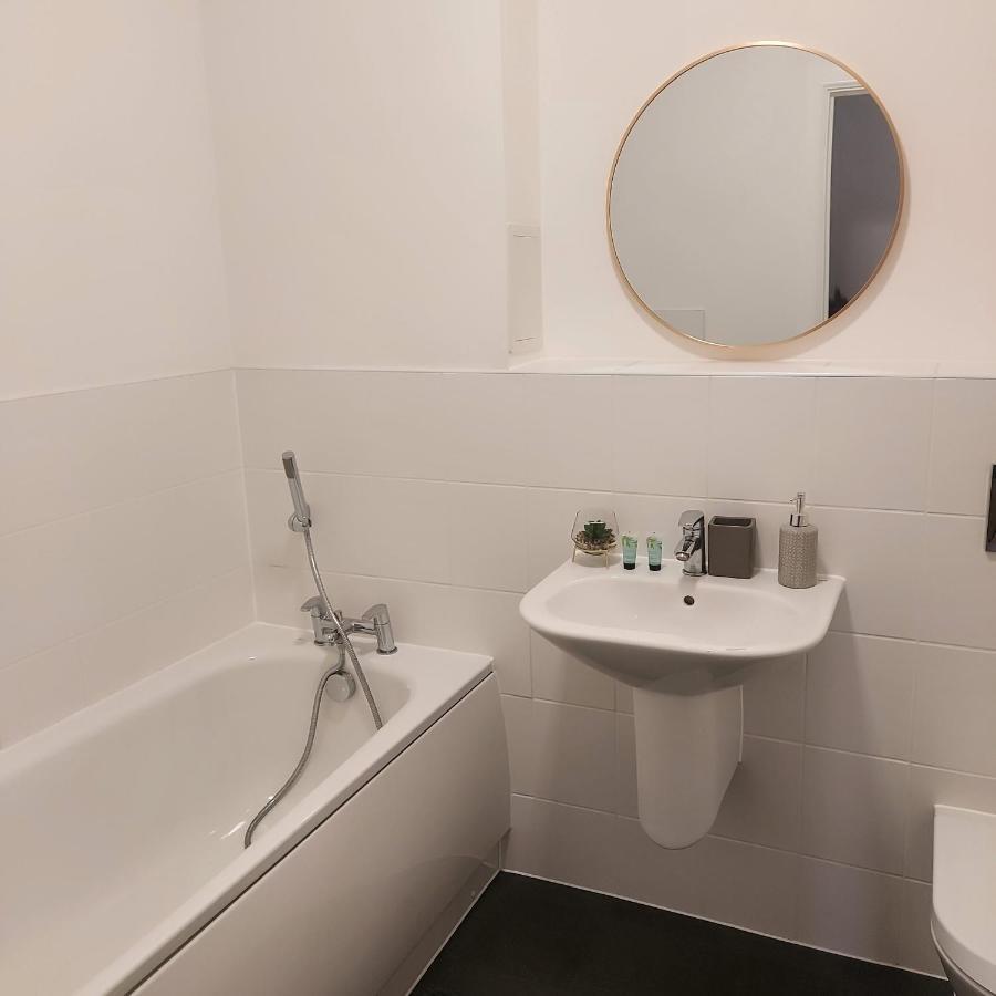 Stylish Station Apartment In Rochester With Free Parking Wainscot 外观 照片