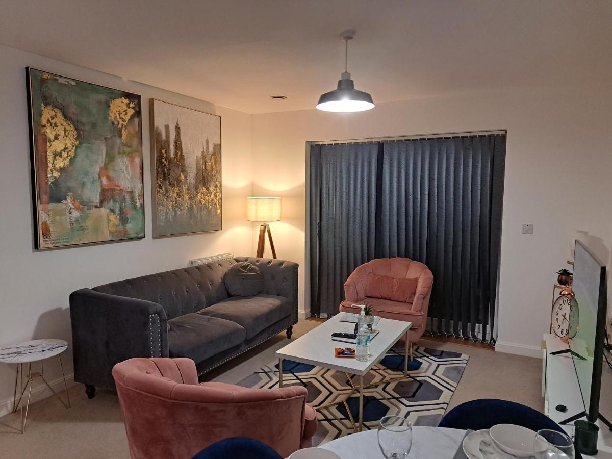 Stylish Station Apartment In Rochester With Free Parking Wainscot 外观 照片