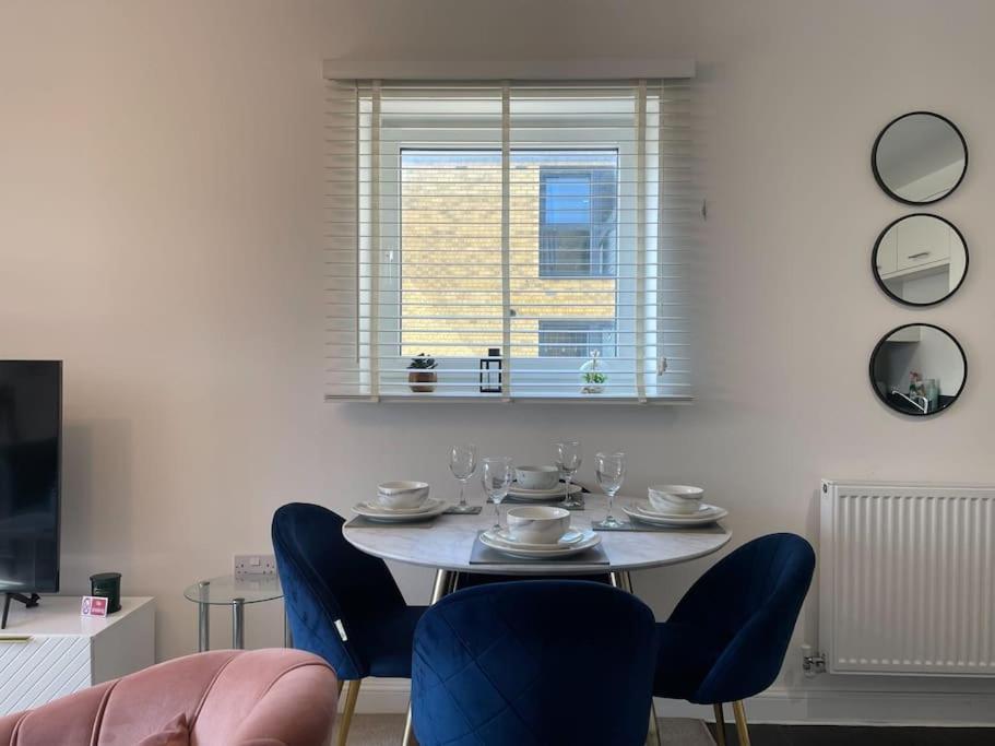 Stylish Station Apartment In Rochester With Free Parking Wainscot 外观 照片