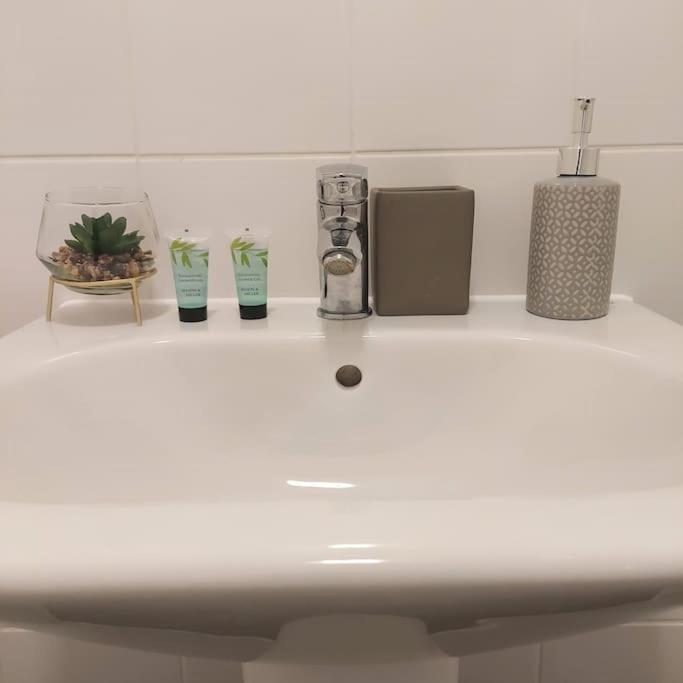 Stylish Station Apartment In Rochester With Free Parking Wainscot 外观 照片