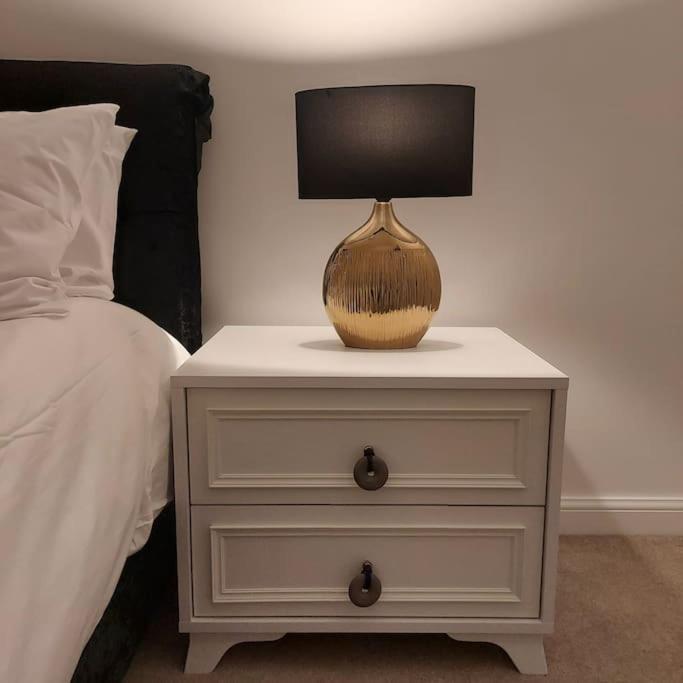 Stylish Station Apartment In Rochester With Free Parking Wainscot 外观 照片