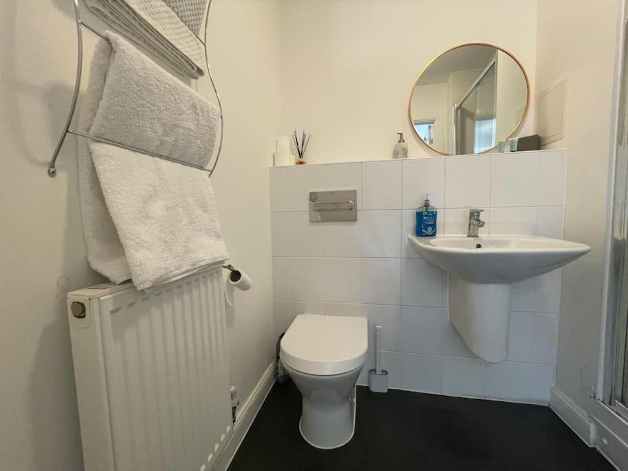 Stylish Station Apartment In Rochester With Free Parking Wainscot 外观 照片