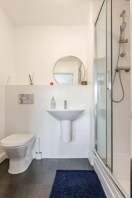 Stylish Station Apartment In Rochester With Free Parking Wainscot 外观 照片