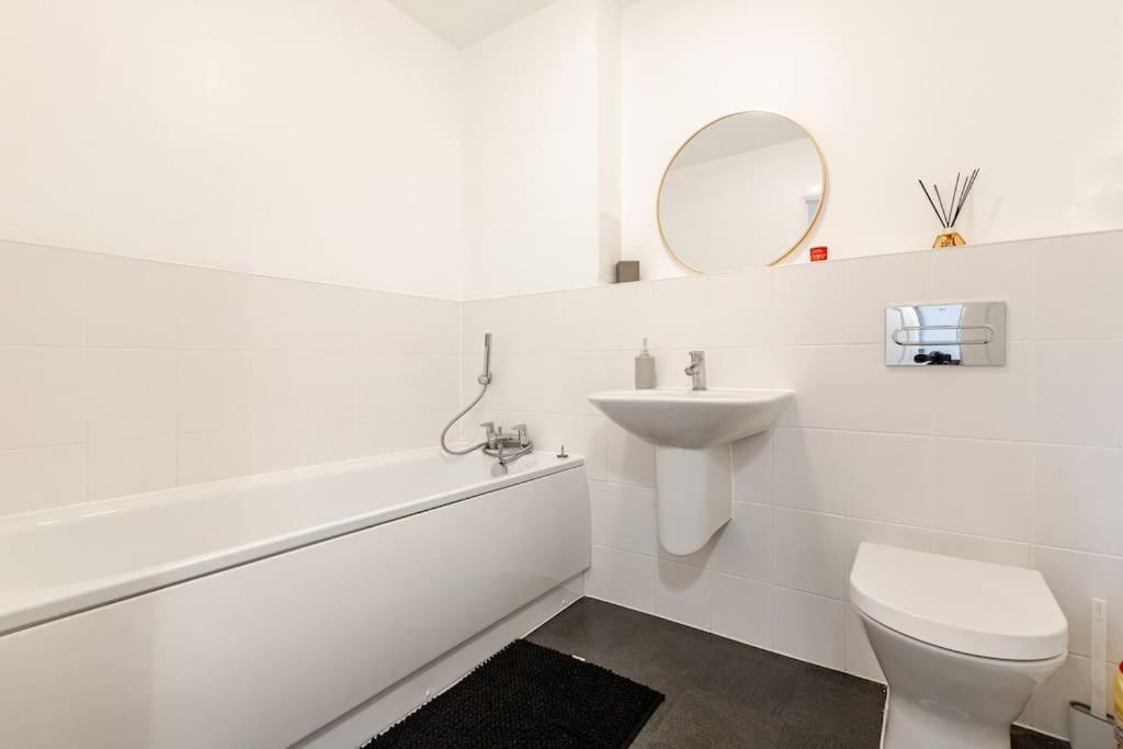 Stylish Station Apartment In Rochester With Free Parking Wainscot 外观 照片