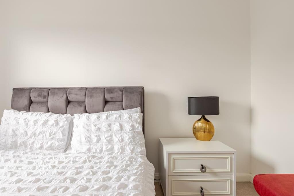 Stylish Station Apartment In Rochester With Free Parking Wainscot 外观 照片